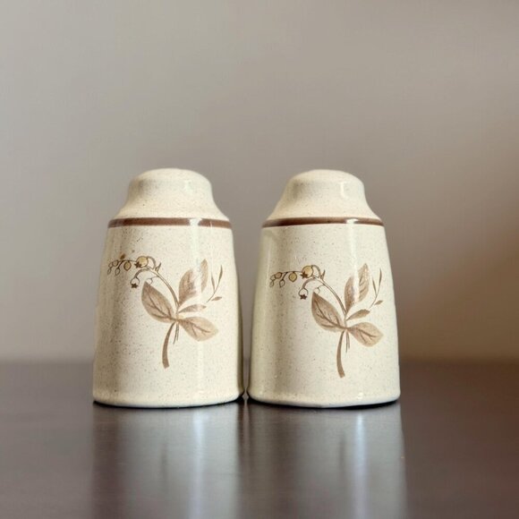 Vintage Royal Doulton Lambethware Salt and Pepper Shakers, 1977 Stoneware - Picture 4 of 5